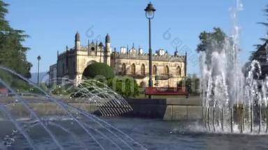 喷泉位于大堤宫前，历史和建筑博物馆位于祖格迪迪公园内。